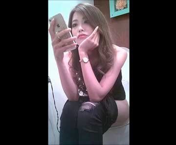 Китайские девушки в туалете