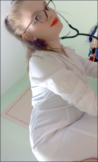 Сексуальная медсестричка наслаждается поездкой на члене