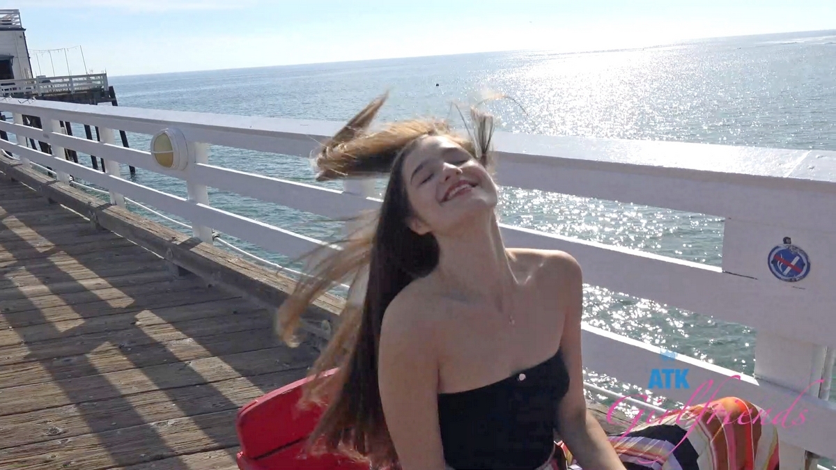 [ATKGirlfriends.com] Violet Viper - Malibu Pier (1739 Scene #1) [2024-11-30, Blowjob, Exhibitionism, Flashing, Hairy, Handjob, POV, Pissing, Voyeur, 1080p, SiteRip]