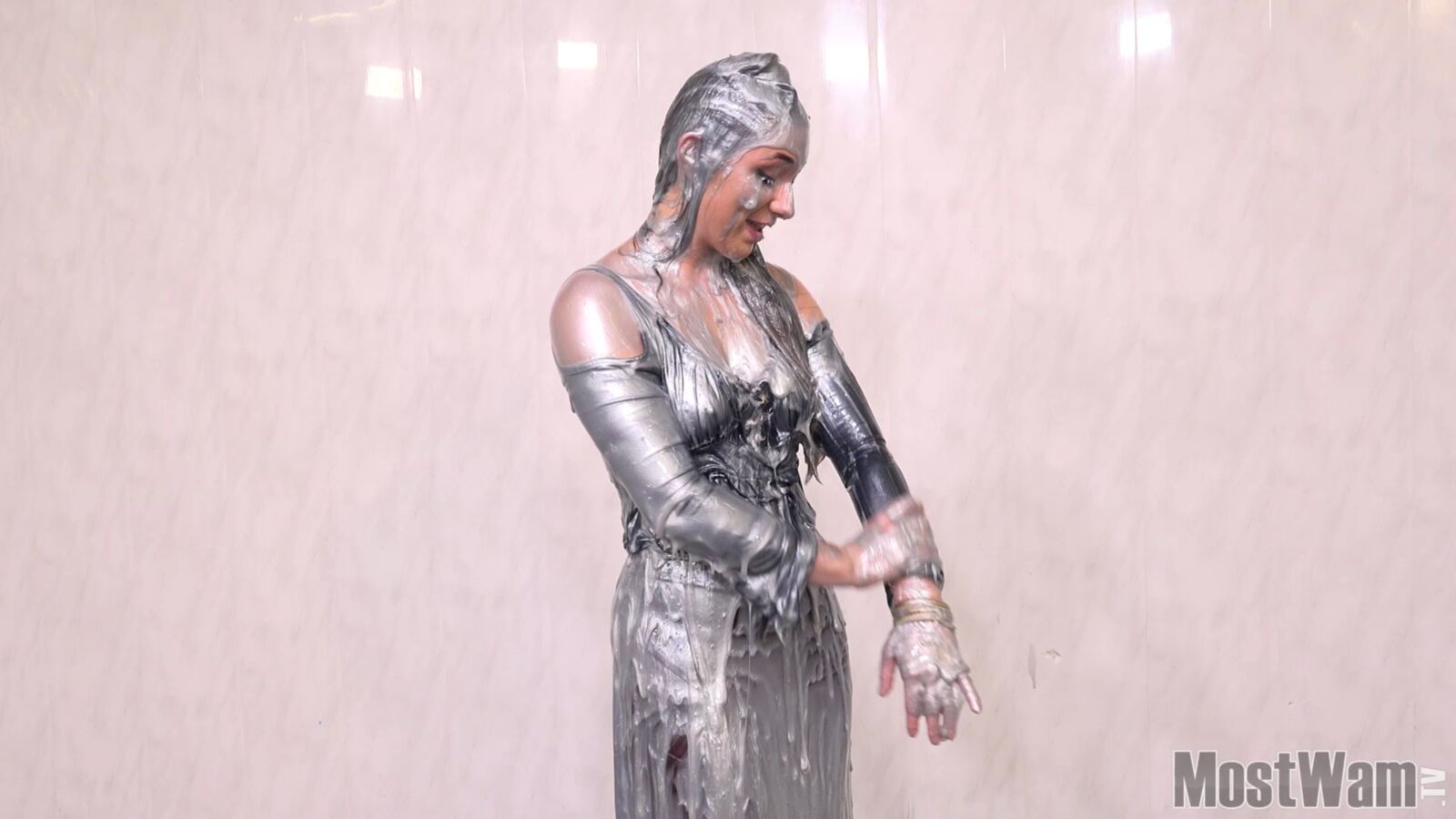 [924 MB] [umd.net/mostwam.tv] Ambers Sexy Silver Gunge Bath [BRALES] / [UMD.NET/Mostwam.tv] Sexy Silver Bath Amber [BRALES] (Mostwam, Mostwam) [2018, Fetish, WAM, WET AND MESSY, MESSY CLOTHES, HIGH Heels, Gunge, 1080p, WEBRip,]