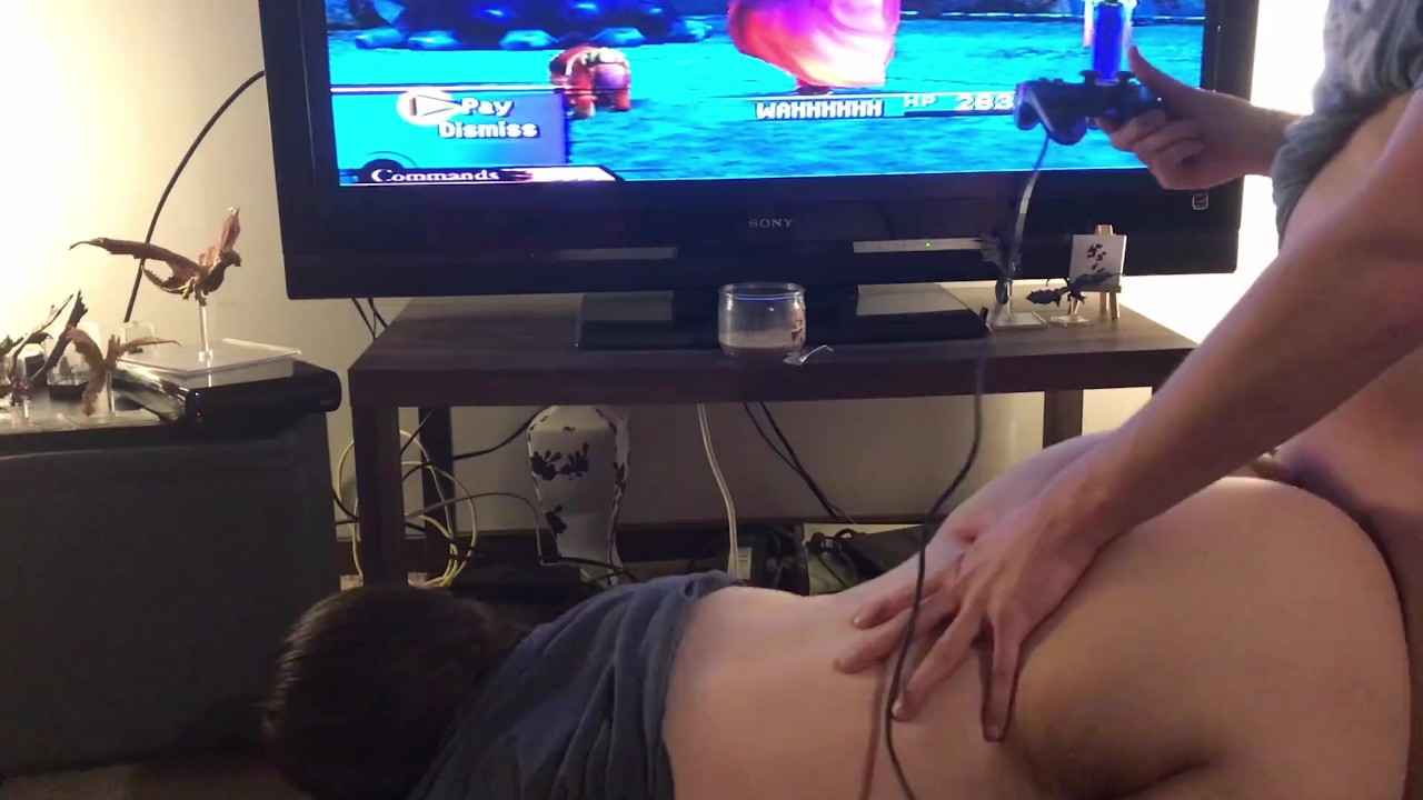 [PowerCoupleUwU] Cute girl gets fucked while her boyfriend plays games