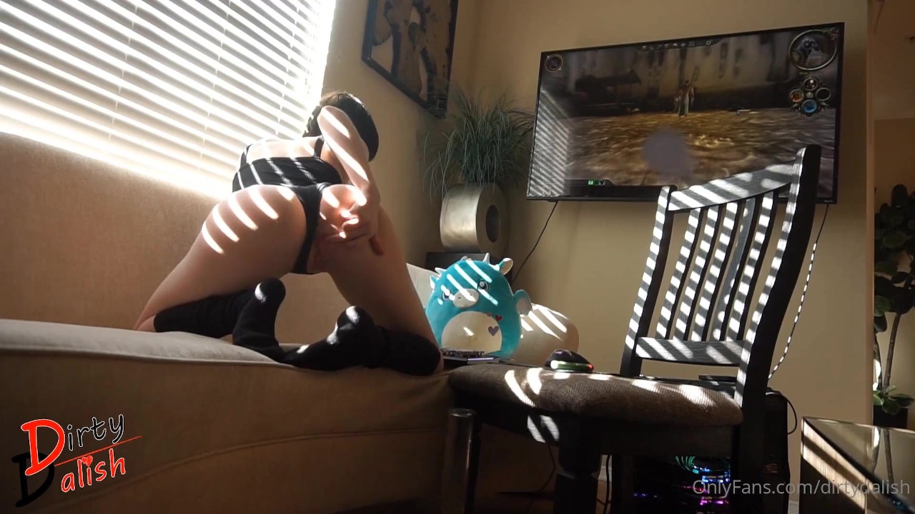[Dirty Dalish] Short haired gamer girl masturbating while playing dragon age origins