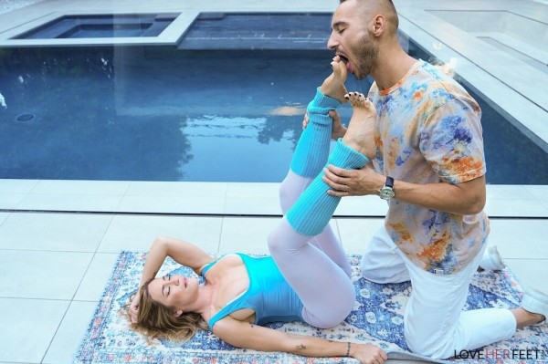 [LoveHerFeet.com] Aderes Quin - Stretch Her Soles [2025 г., Foot-Fetish, Footjob, Foot, Feet, Foot Worship 720p]