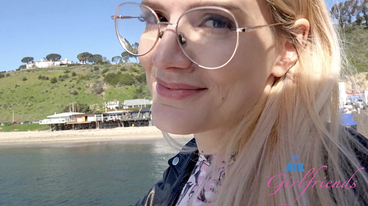 [ATKGirlfriends.com] Riley Rose - Malibu Pier 1/2 (1774 Scene #1) [2025-03-31, Blonde, Big Tits, Blowjob, Fingering, Flashing, Footjob, Hairy, Handjob, POV, Pissing, Voyeur, Date, 1080p, SiteRip]