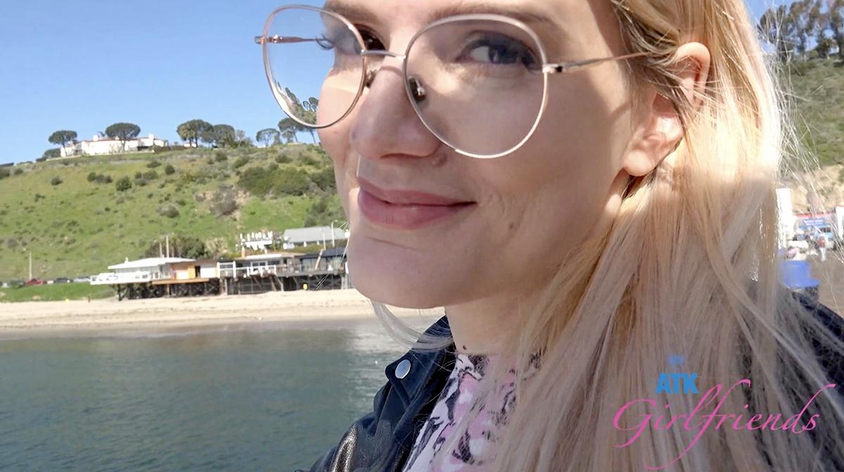 [507.8 MB] [ATKGirlfriends.com] Riley Rose - Malibu Pier 1/2 (1774 Scene #1) [2025-03-31, Blonde, Big Tits, Blowjob, Fingering, Flashing, Footjob, Hairy, Handjob, POV, Pissing, Voyeur, Date, 480p, SiteRip]