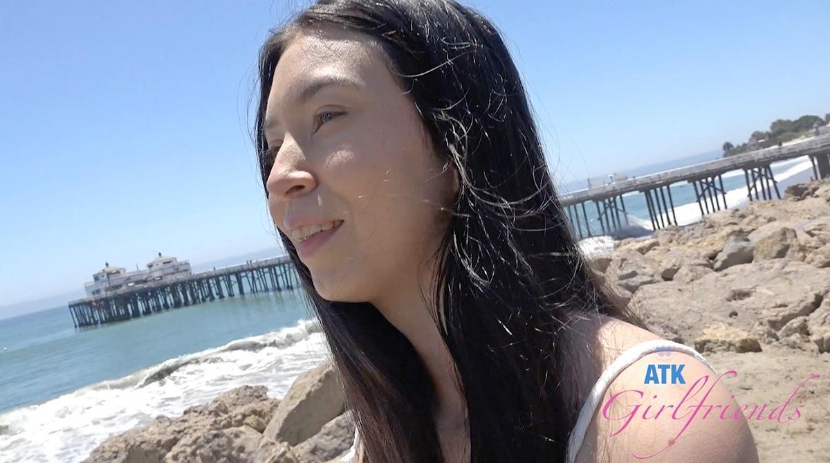 [541.8 MB] [ATKGirlfriends.com] Amber Angel - Malibu Pier 1/2 (1788 Scene #1) [2025-05-22, Fingering, Foot Fetish, POV, Petite, Pissing, Breast Play, Date, Massage, Outdoors, Painted fingernails, Painted toenails, Public, Shaved pussy, Skinny, Slender, 480p, SiteRip]