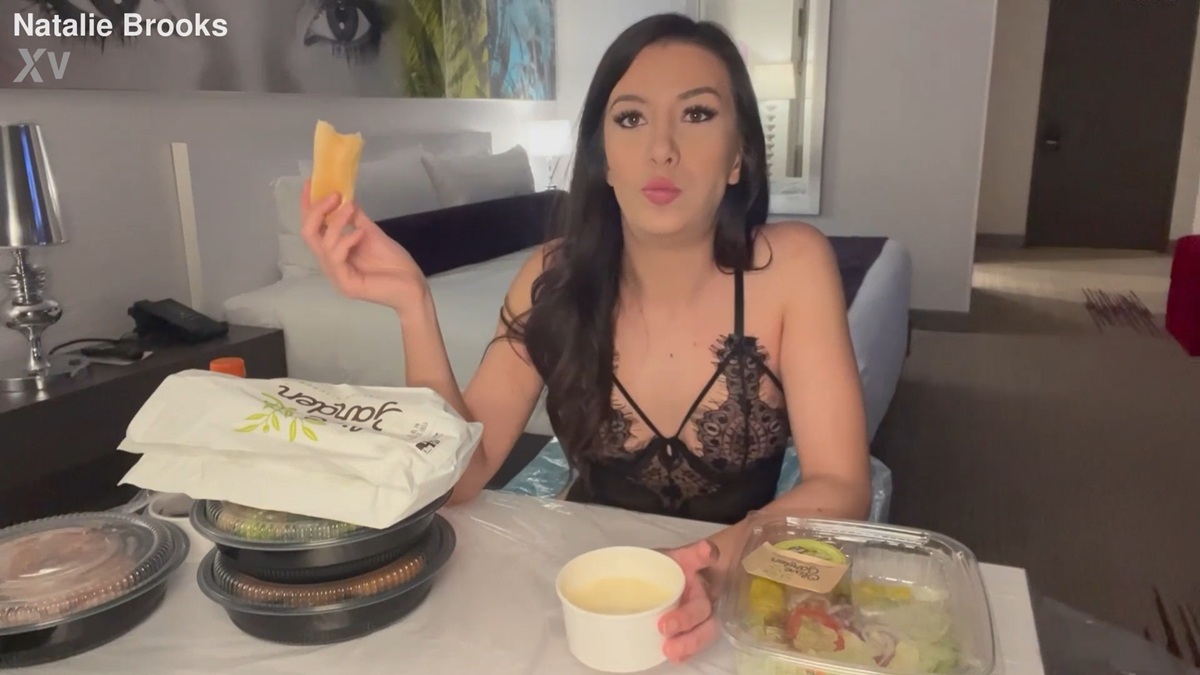 [XVideos.red] Natalie Brooks (Nasty Nat) Mukbang before puking 1 [Fetish, Puke, Mukbang, Solo, Sologagging, Gagging, Vomit, Spit, 1080p, SiteRip]