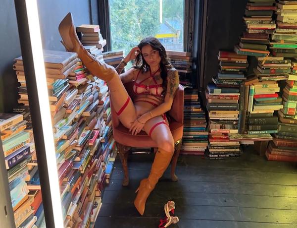 [557.4 MB] [Maycontaingirl.com] 2025-11-12 Sammi Perri - Behind the Scenes No.2 [Solo, Erotic, Big tits] [1440p]