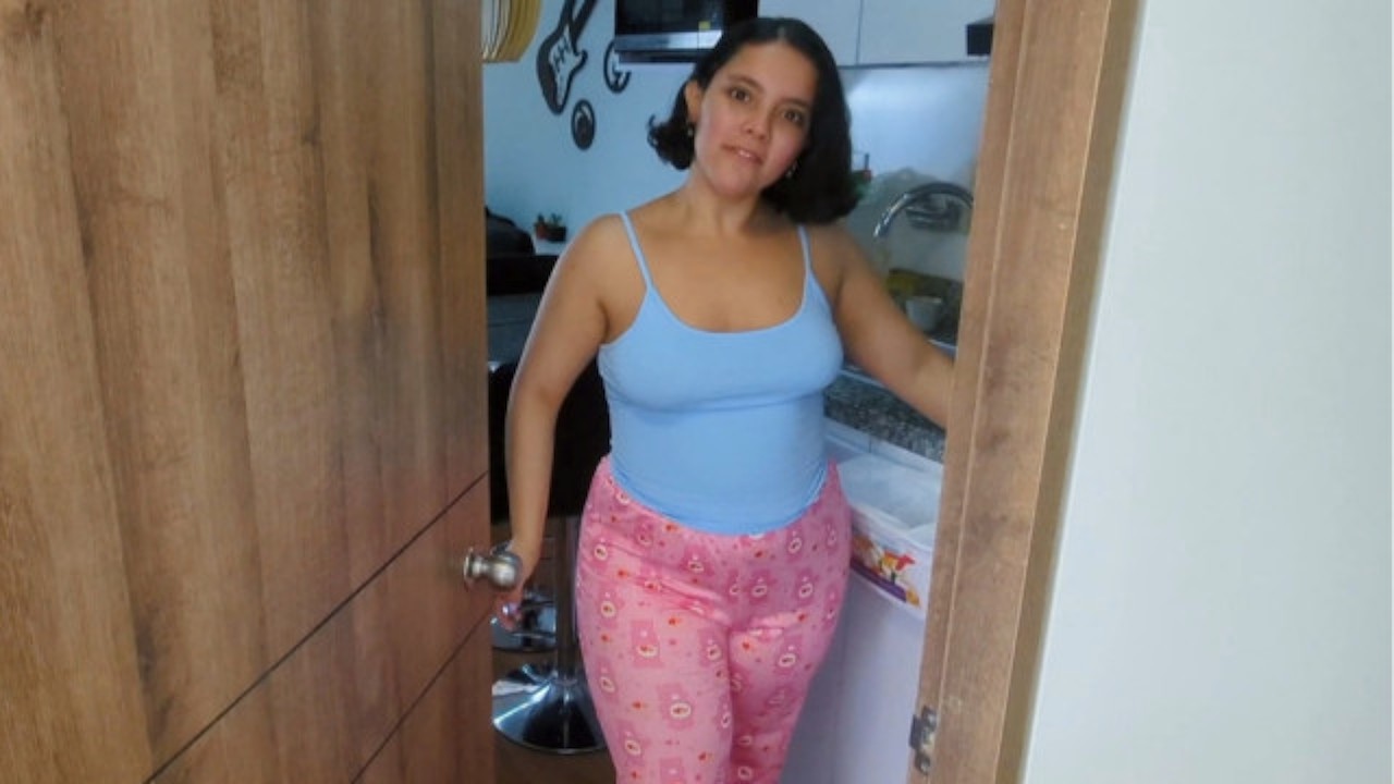 Я соблазняю работника отеля и даю ему шикарные чаевые за помощь