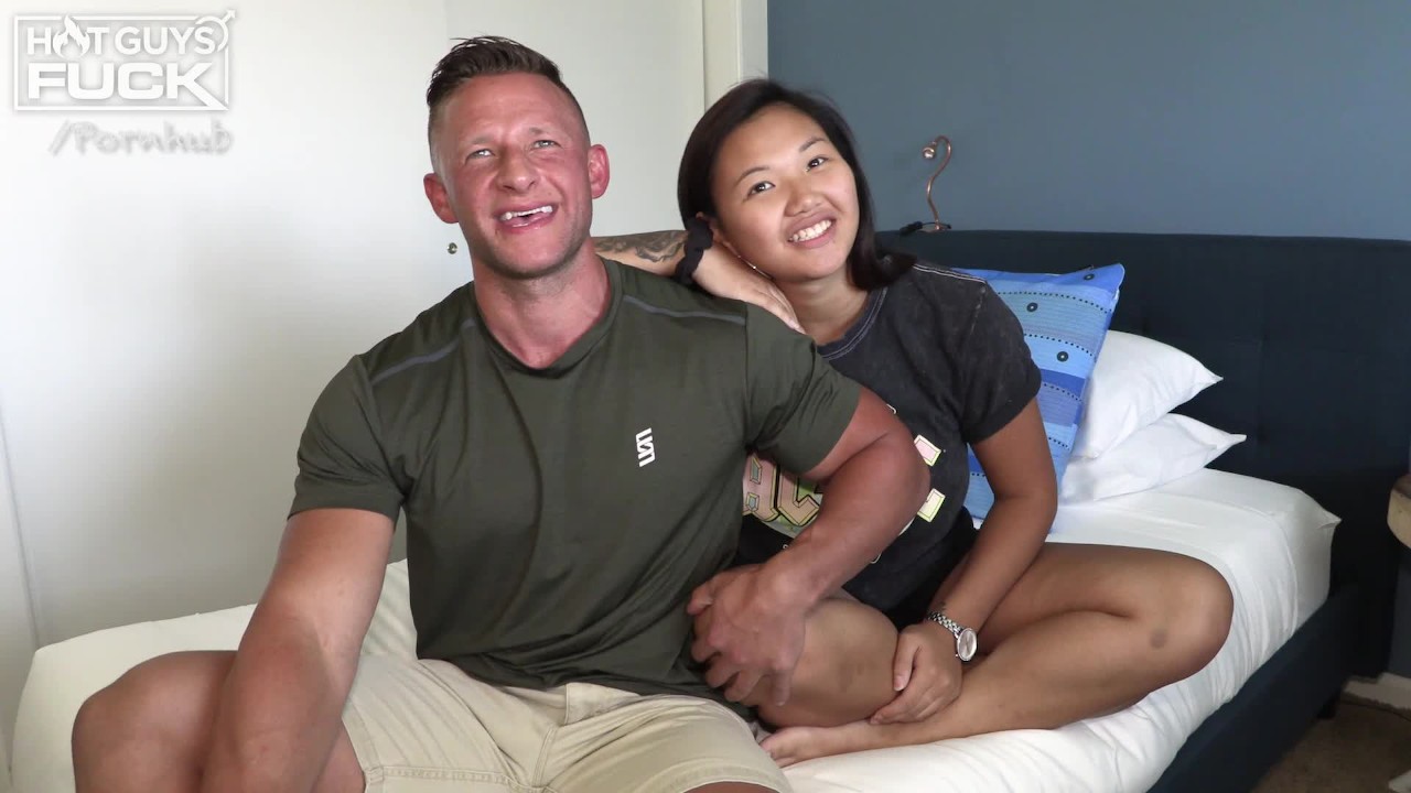 [Hot Guys Fuck] Ripped dilf heath hooks up with a thick asian teen for his first porn!