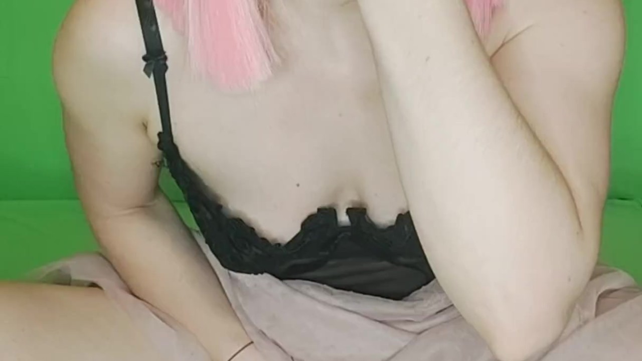 Красотка фистит глотку кулаком и мастурбирует до мощного оргазма