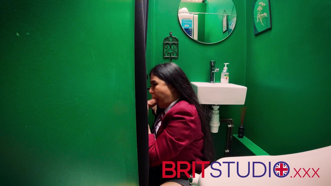 [Brit Studio] British 18 year old schoolgirl gives an amazing blowjob and swallows a massive load of cum at the gloryhole