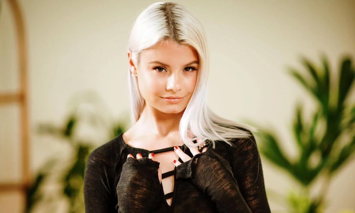 [SLR Originals / SexLikeReal.com] Luna Fae - The Shy Fox (26889) [2022-05-16, Blonde, Small Tits, Petite, Slim, Blowjob, Cowgirl, Reverse Cowgirl, Doggy Style, Missionary, Closeup, SideBySide, VR, HIGH BITRATE, 5K, 2900p, SiteRip] [Oculus Rift / Vive]