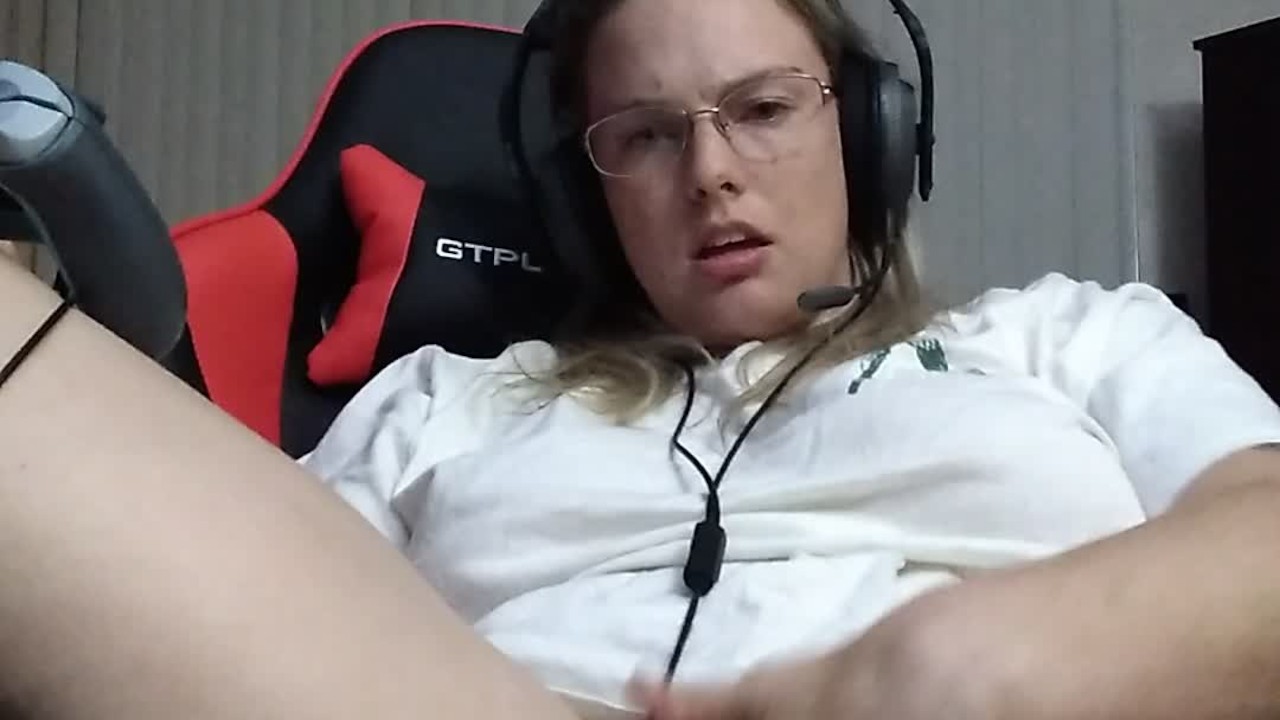 Gamer girl fucking, fisting and squirting xxmissswitchxx