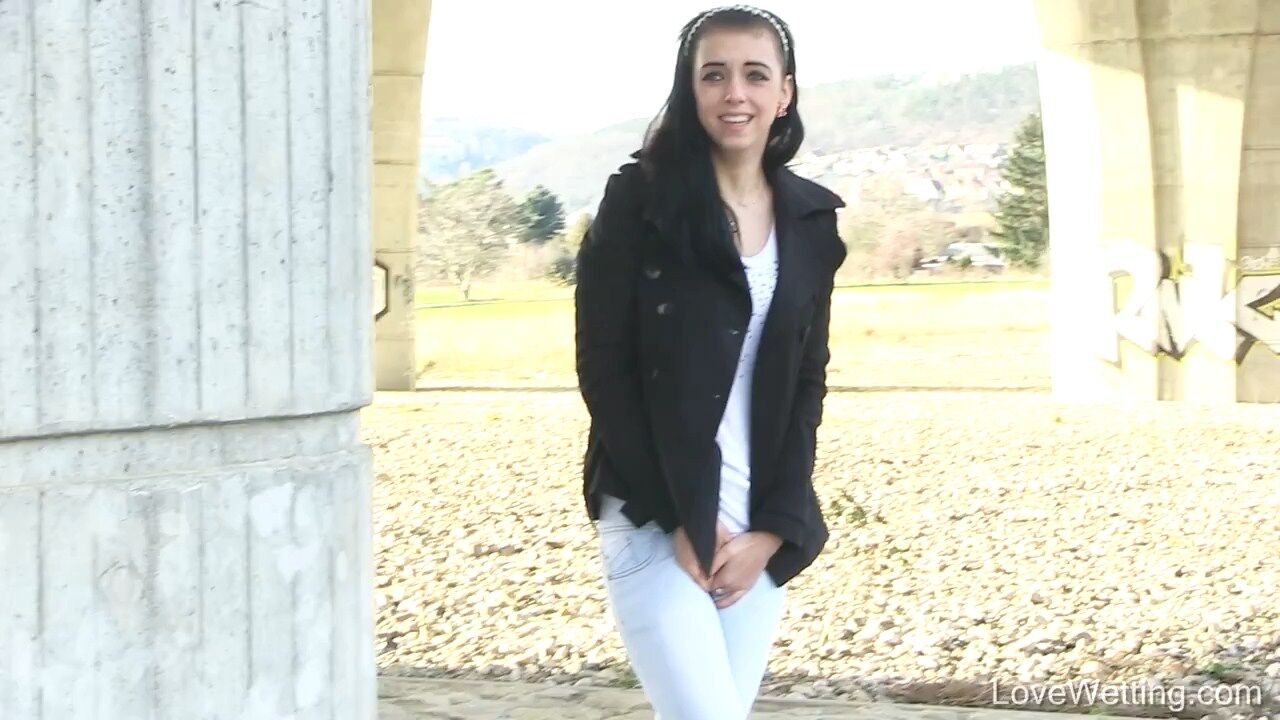 [LoveWetting.com] Annie (03-12-2015) [2015, Pissing, Outdoor, Legal Teen, HDRip, 720p] – Porn torrents download