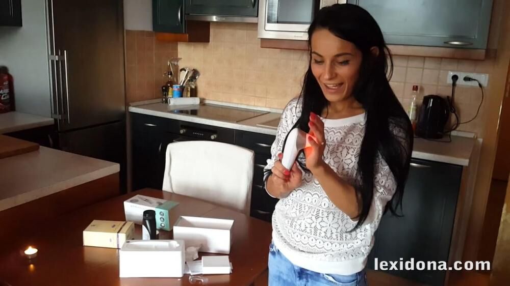 [Lexidona.com] Lexi Dona – Lexi Present (11.02.2017) [2017, Brunette, Pissing, 720p] – Porn torrents download