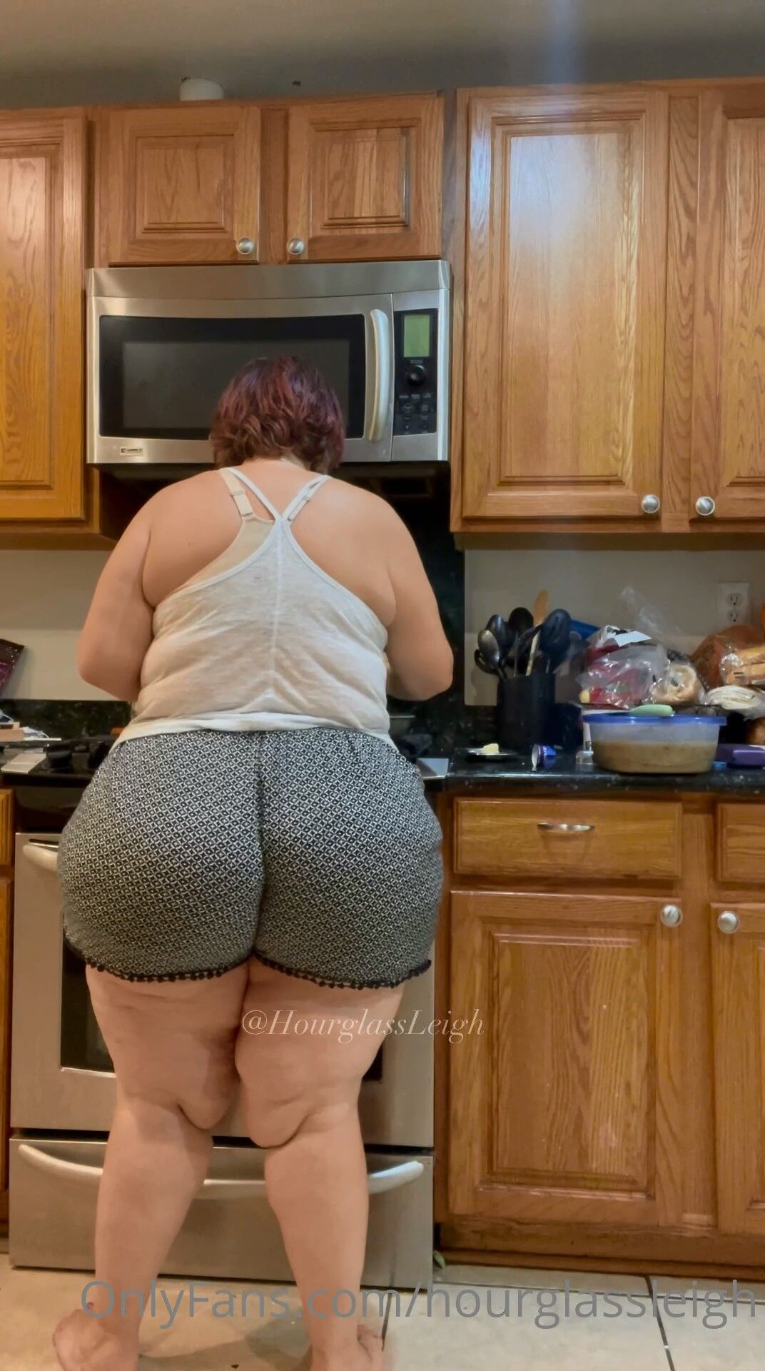 [Onlyfans.com] Hourglassleig – You Know Mama Be Cookin [2020, Non Nude, Solo, BBW, BIG ASS, HUGE ASS, MATURE, 1080P] – Porn torrents download