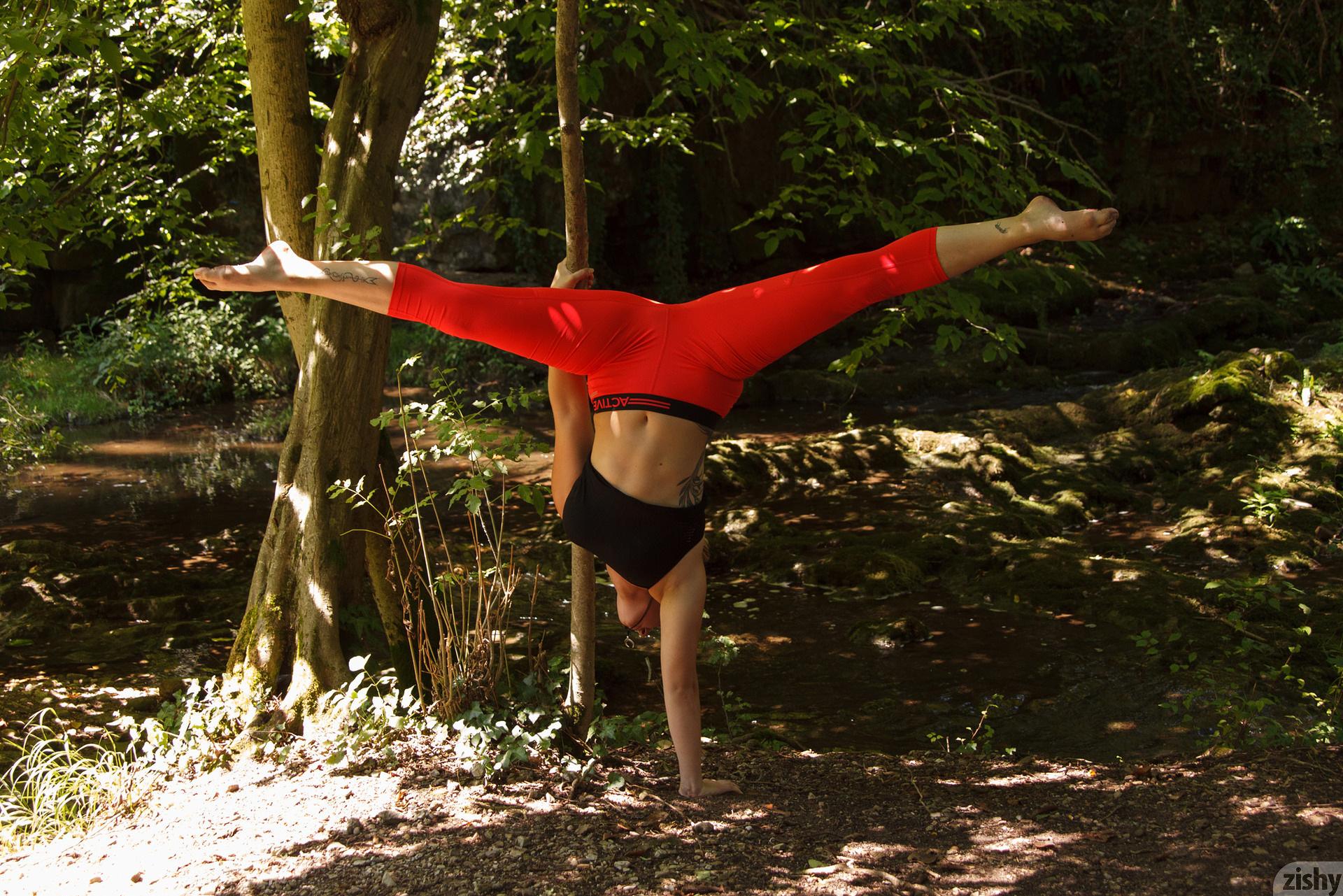 [Zishy.com] 2019-2020 Sera Rossini – Zishy – Sera Rossini [Amateur,Solo,Posing] [1920*1280, 161 photos, 2 sets] – Porn torrents download