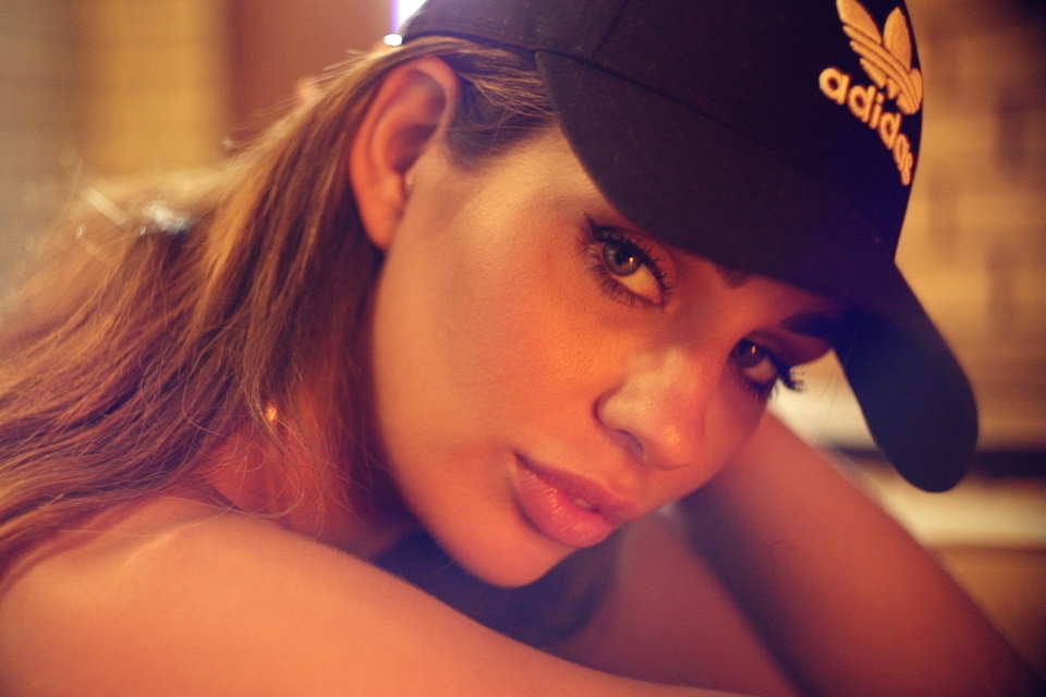 [MayContainGirl] 2021-10-18 Holly Peers - Moving Day [solo, erotic, glamour, large natural breasts] [SiteRip, 2560x1440]