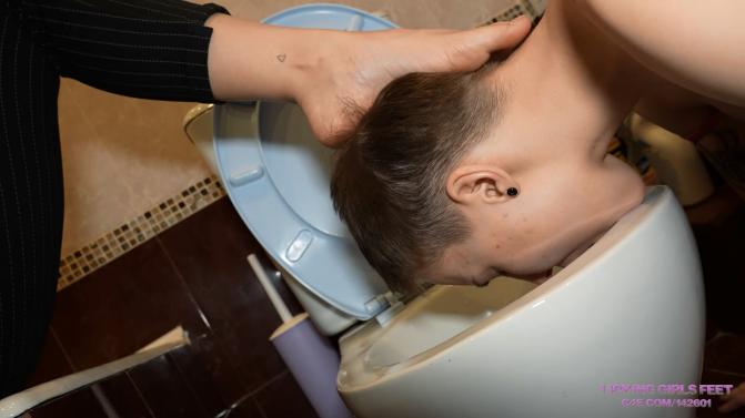 [clips4sale.com/142601] Licking Girls Feet [2021 г., femdom, foot, feet, spit, lesbians, slave, humiliation, 1080p, 2160p, HDRip]